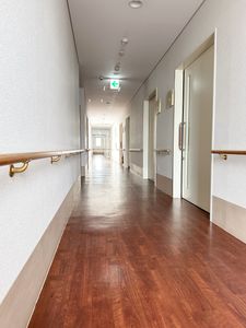 明るく広々とした廊下
