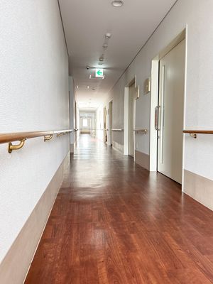 明るく広々とした廊下