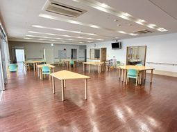 広々とした明るい食堂