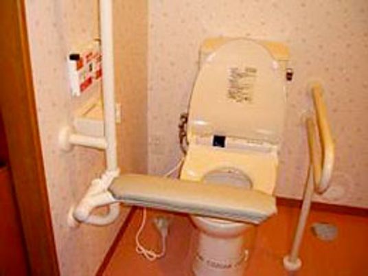 手すりのあるトイレ  