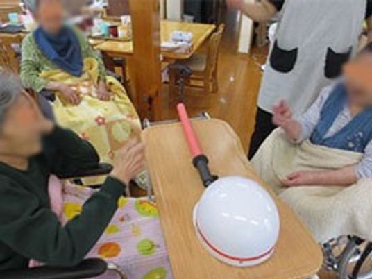 利用者が談笑する室内