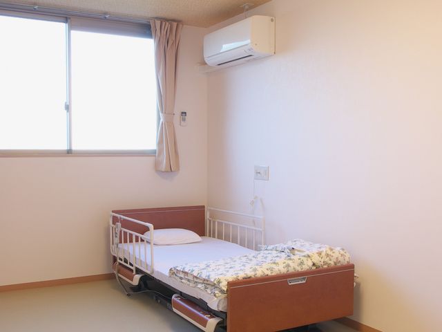 やりがいのある仕事風景 居室 笑顔で高齢者の支援をする、やりがいのある職場です。あたたかいケアで利用者様を支えませんか。