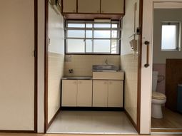 窓のある洗面台