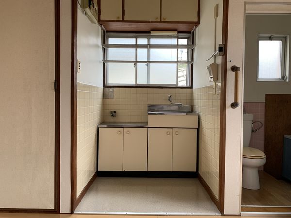 窓のある洗面台