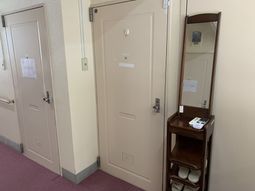落ち着いた色合いの廊下