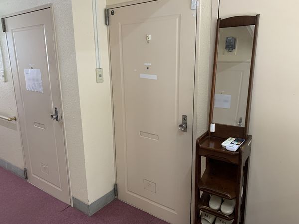 落ち着いた色合いの廊下
