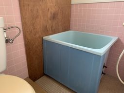 ピンクのタイルが特徴の浴室