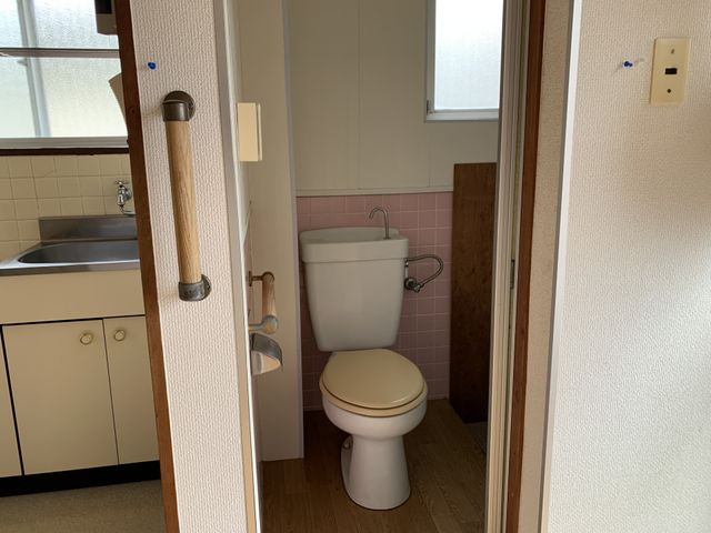シンプルなトイレ トイレ 小さな手すりが設置されたトイレです。職場環境として優しい設計になっています。