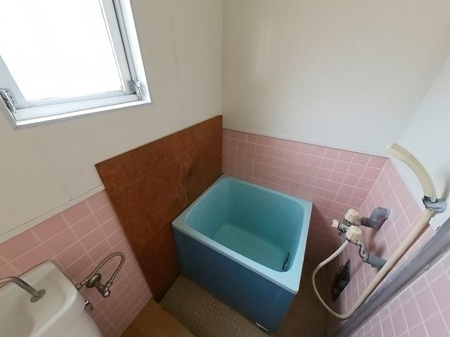 明るい浴室の一角 浴室 コンパクトで機能的なお風呂の一角です。自然光が差し込む窓があり、明るさを感じます。