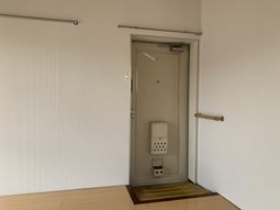 明るい居室の入口