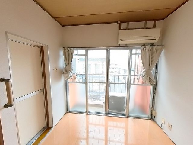 日差しが差し込む居室 居室 明るい日差しが差し込む広々とした居室で、快適な生活空間を提供しています。