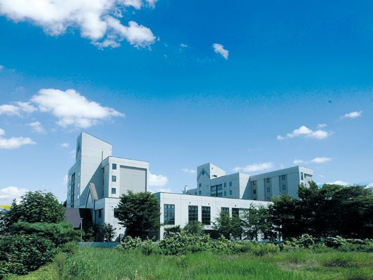 緑に囲まれた建物外観  