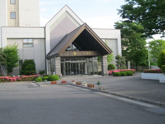 花壇のある正面玄関  