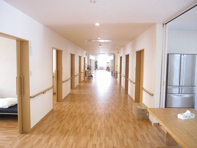 明るい廊下 廊下 長い廊下は、木目調の温かい雰囲気が特徴です。両側に居室が並び、生活の中心となる場所です。