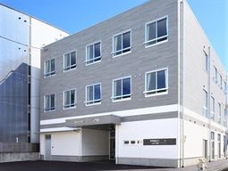 施設の明るい外観