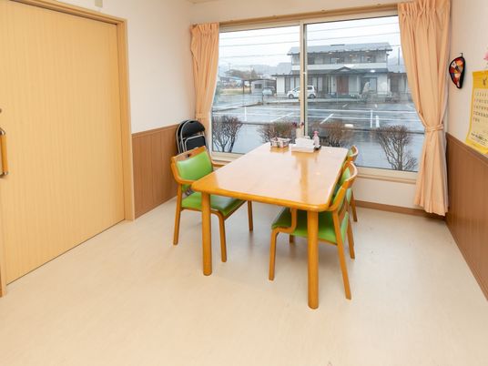 明るい食堂の一角