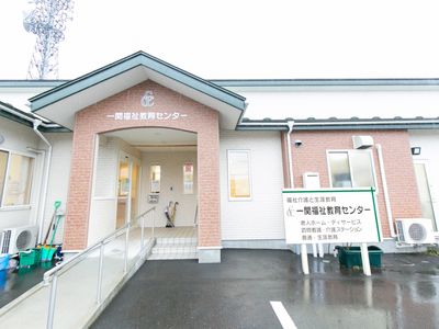 エントランスの石造り建物