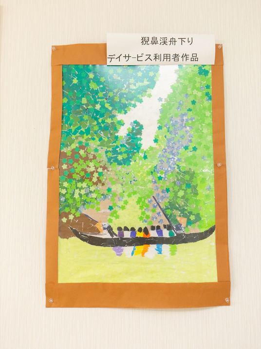 廊下に掲示されたアート作品