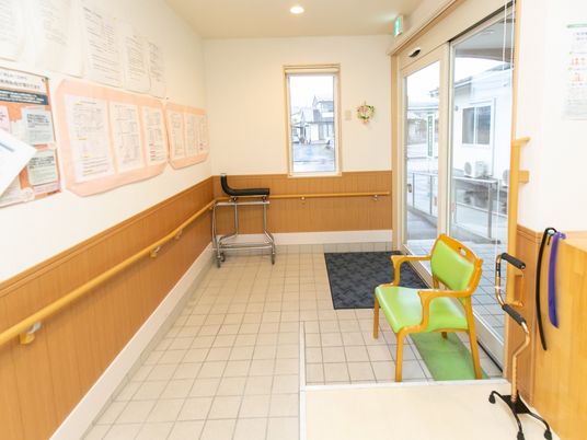 広々とした明るい廊下