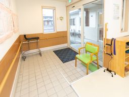 廊下に手すりと椅子