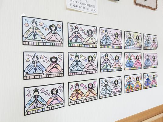 壁に飾られた人形絵