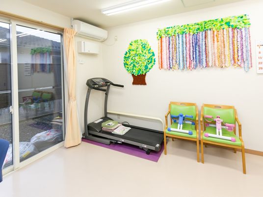 運動器具と椅子がある室内