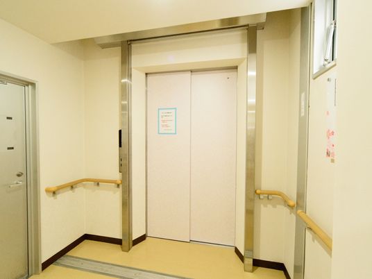 広々とした明るい廊下