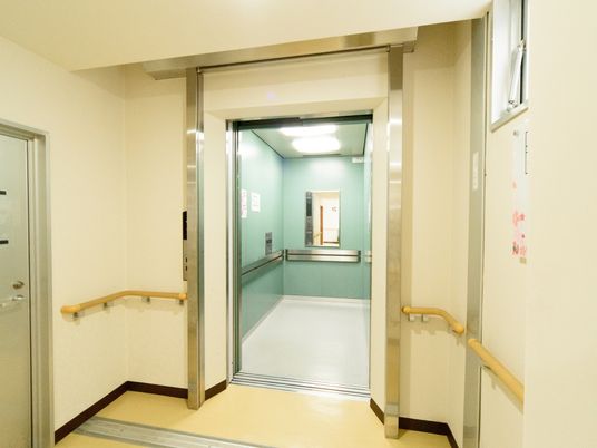 手すり付き廊下の自動ドア