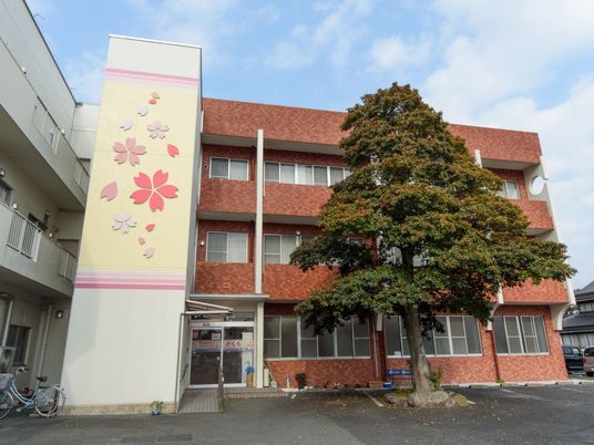 花柄装飾のエントランス