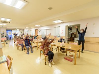 広々とした明るい食堂