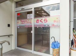 エントランスの明るい入り口