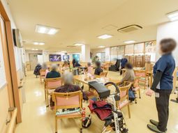 共同スペースで過ごす人々