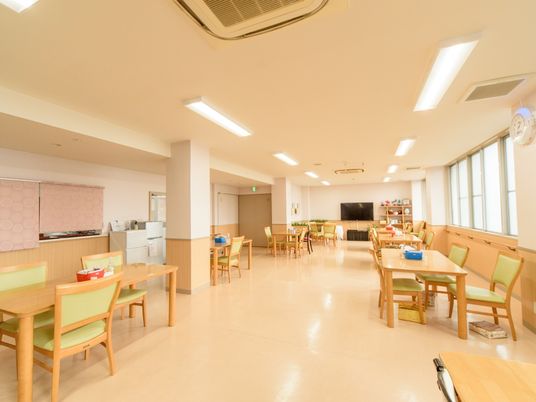 明るい広い食堂の様子