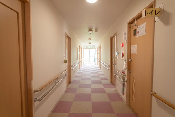 明るい廊下の風景