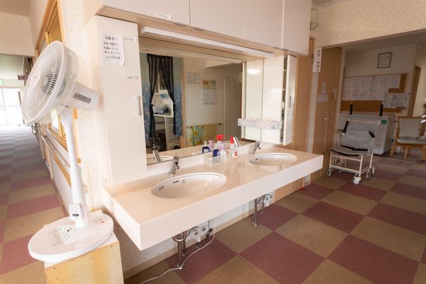 清潔な洗面台と廊下