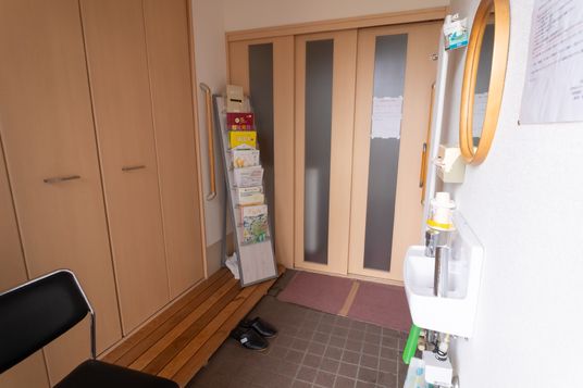 玄関ホールと手洗い設備