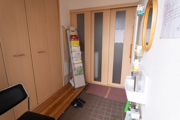 玄関ホールと手洗い設備