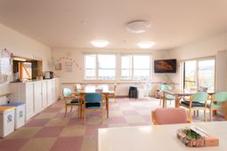 明るい食堂の空間