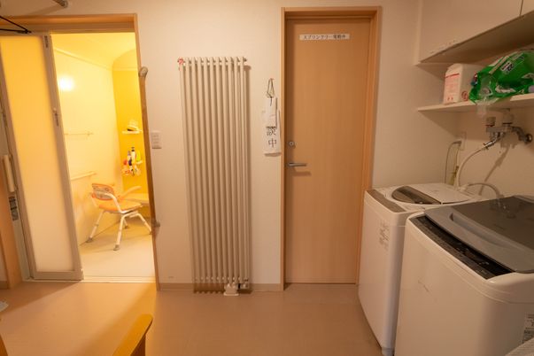 洗濯機と浴室のある空間