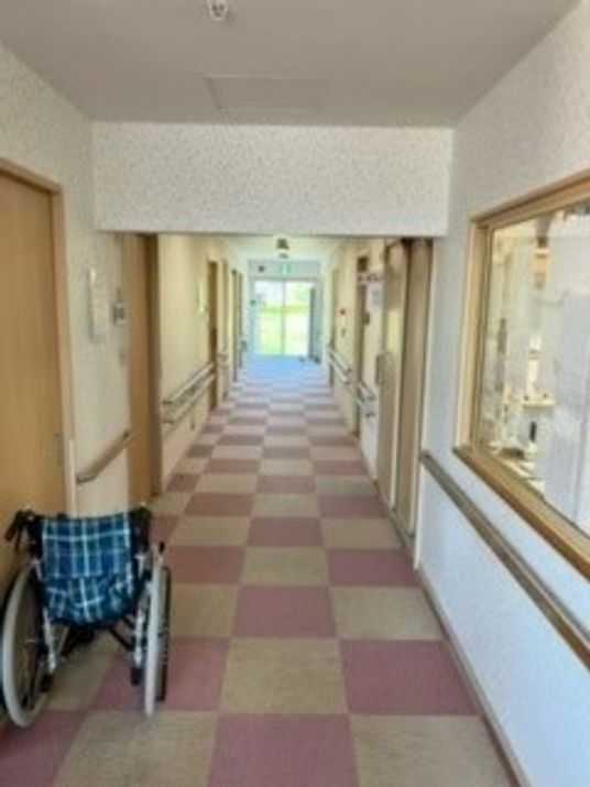 廊下に車椅子がある様子