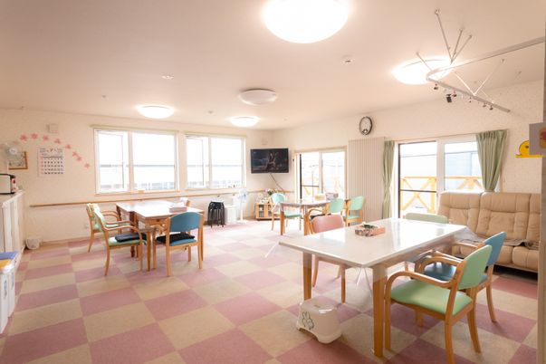 明るい共有ラウンジ空間