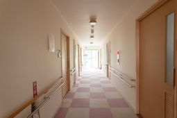 明るく清潔な廊下