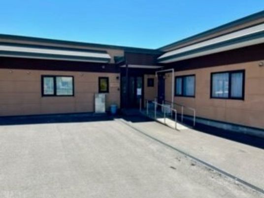 明るい日差しのエントランス