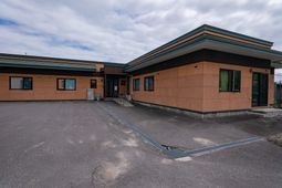 外壁が茶色の建物の外観