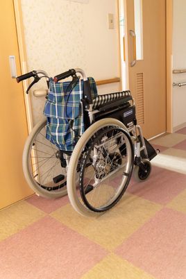 車椅子が置かれた廊下