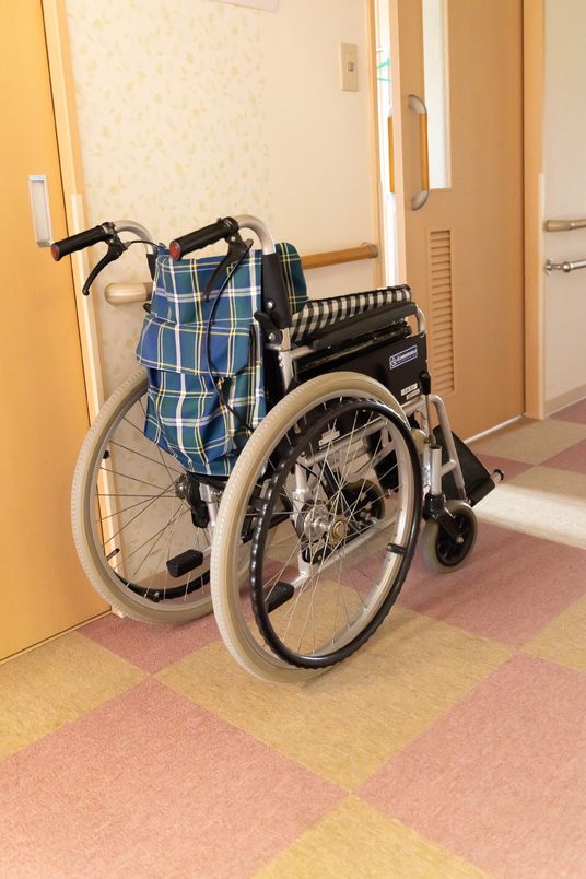 車椅子が置かれた廊下