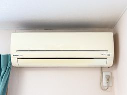 壁に掛けられた冷暖房