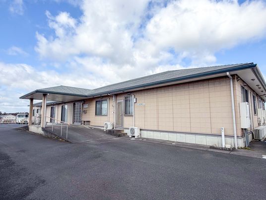 アプローチの建物外観
