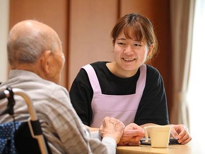 利用者と対話する職員