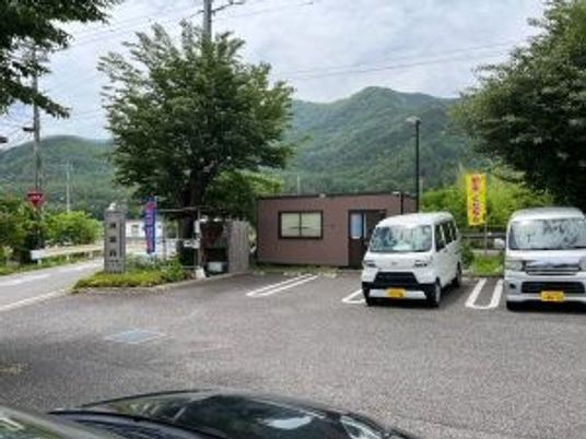 施設の外観と駐車場  
